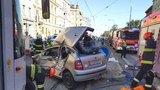 V Brně se srazila tramvaj s osobním autem: Hasiči vyprošťují zaklíněného řidiče