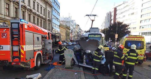 Na Lidické ulici v Brně se srazila tramvaj s osobním autem.