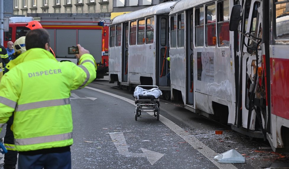 V brněnské Křížově ulici se srazily dvě tramvaje, záchranka ošetřovala několik zraněných.