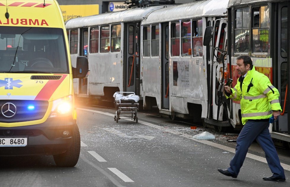 V brněnské Křížově ulici se srazily dvě tramvaje, záchranka ošetřovala několik zraněných.