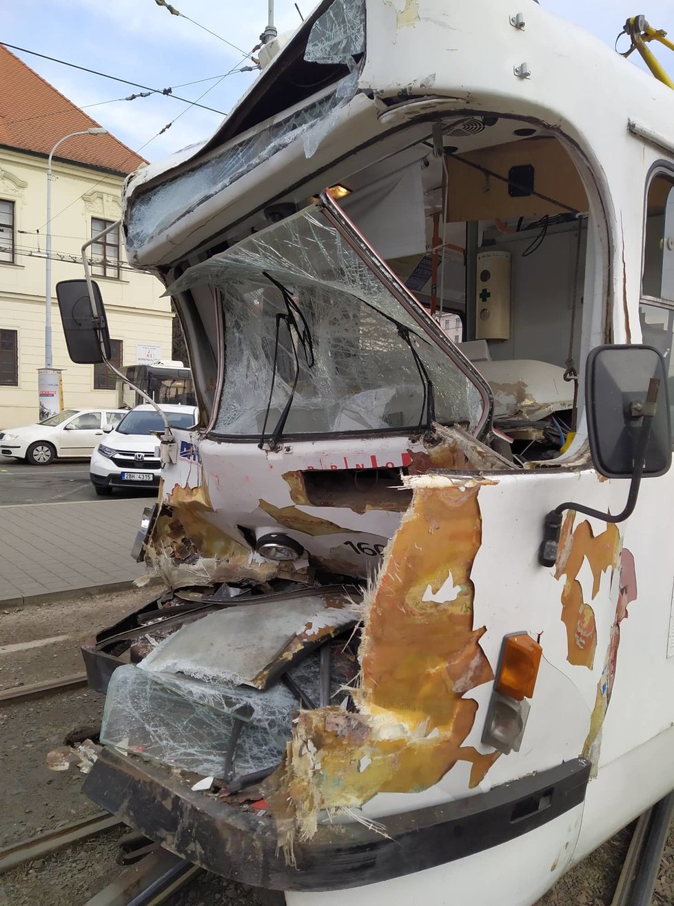 V brněnské Křížově ulici se srazily dvě tramvaje, záchranka ošetřovala několik zraněných.