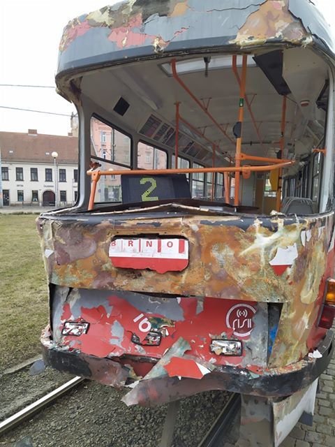 V brněnské Křížově ulici se srazily dvě tramvaje, záchranka ošetřovala několik zraněných.