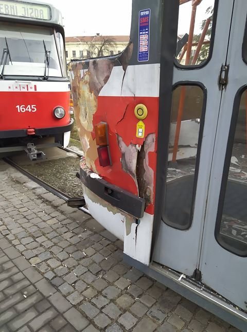 V brněnské Křížově ulici se srazily dvě tramvaje, záchranka ošetřovala několik zraněných.