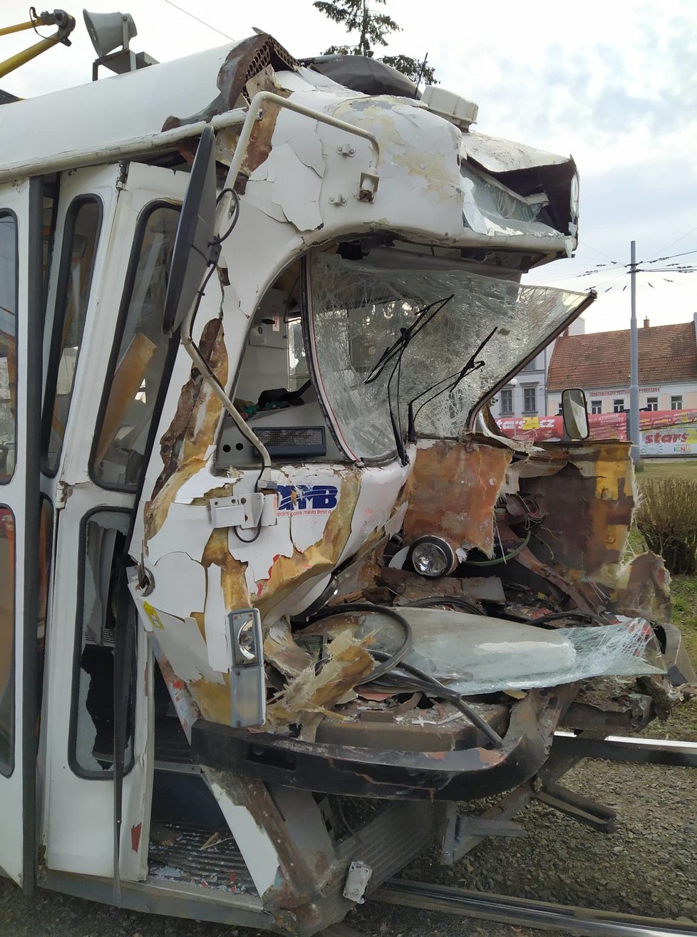 V brněnské Křížově ulici se srazily dvě tramvaje, záchranka ošetřovala několik zraněných.