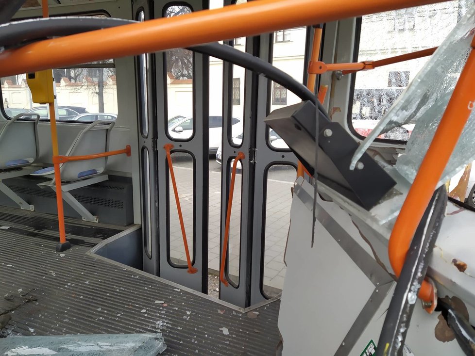 V brněnské Křížově ulici se srazily dvě tramvaje, záchranka ošetřovala několik zraněných.