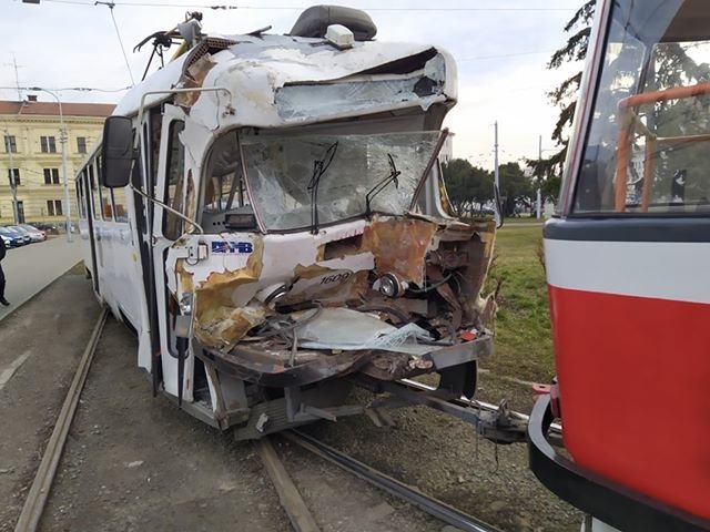 V brněnské Křížově ulici se srazily dvě tramvaje, záchranka ošetřovala několik zraněných.