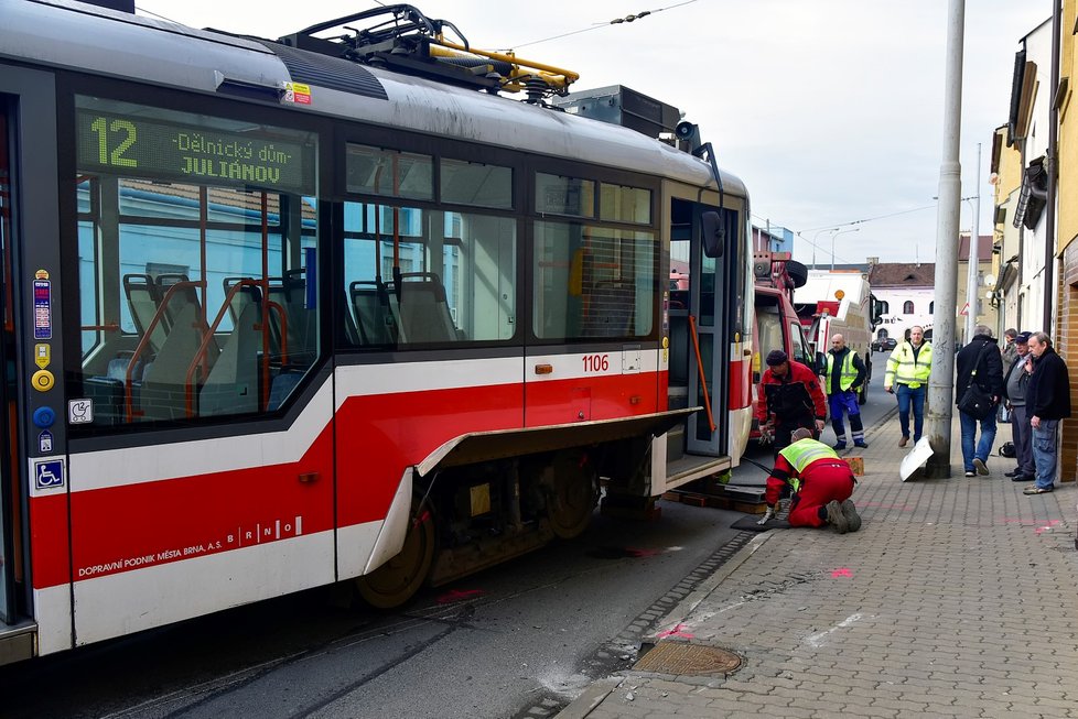 Tramvaj linky číslo 12 vykolejila v Životského ulici v Brně v pondělí odpoledne. Havárie se obešla bez zranění i bez větších škod.