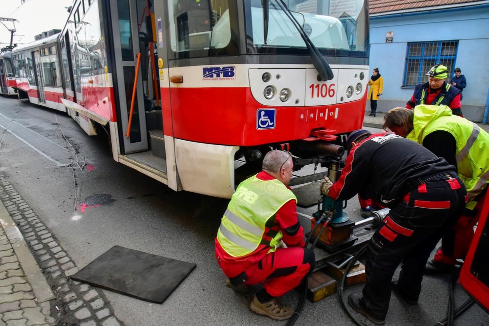Tramvaj linky číslo 12 vykolejila v Životského ulici v Brně v pondělí odpoledne. Havárie se obešla bez zranění i bez větších škod.