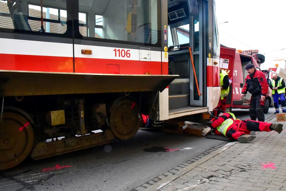 Tramvaj linky číslo 12 vykolejila v Životského ulici v Brně v pondělí odpoledne. Havárie se obešla bez zranění i bez větších škod.