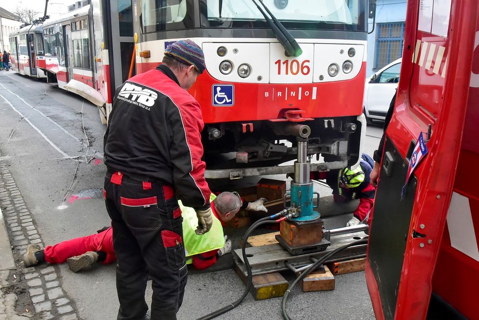 Tramvaj linky číslo 12 vykolejila v Životského ulici v Brně v pondělí odpoledne. Havárie se obešla bez zranění i bez větších škod.