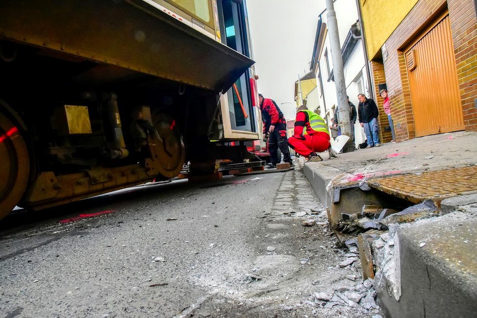 Tramvaj linky číslo 12 vykolejila v Životského ulici v Brně v pondělí odpoledne. Havárie se obešla bez zranění i bez větších škod.