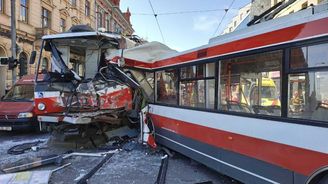 Kamera zachytila nehodu v Brně. Řidič trolejbusu jel rovně, pak náhle zabočil a srazil se s tramvají