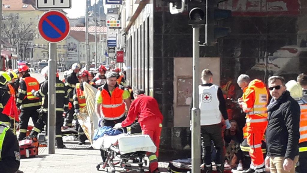 Nehoda tramvaje a trolejbusu v centru Brna si vyžádala několik desítek zraněných
