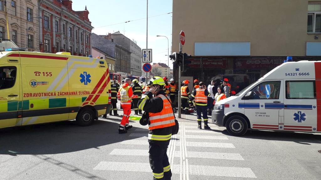 Nehoda tramvaje a trolejbusu v centru Brna si vyžádala několik desítek zraněných