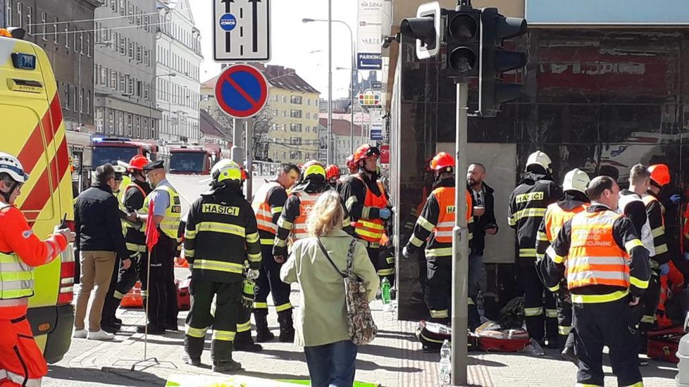 Na křižovatce brněnských ulic Křenová a Masná se v pondělí v 13.44 čelně srazil trolejbus linky 33 ze Slatiny k hlavnímu nádraží s tramvají jedoucí jako služební jízda bez cestujících z centra směrem do Líšně.