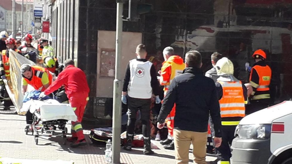 Nehoda tramvaje a trolejbusu v centru Brna si vyžádala několik desítek zraněných.