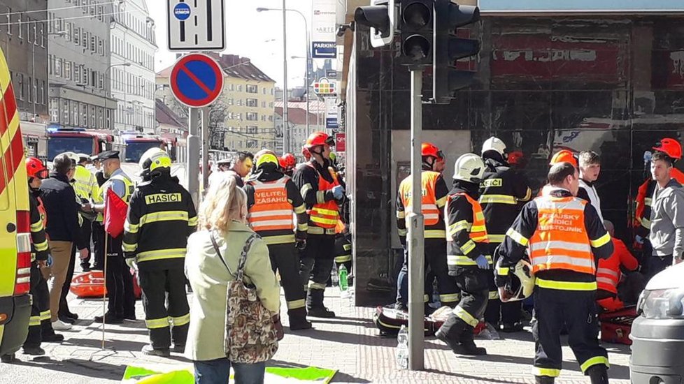 Nehoda tramvaje a trolejbusu v centru Brna si vyžádala několik desítek zraněných.