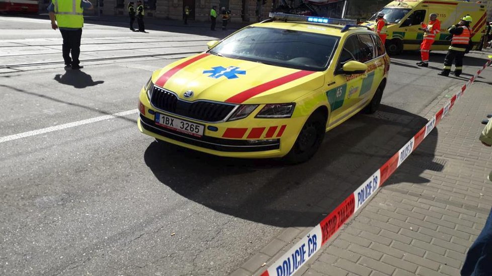 Nehoda tramvaje a trolejbusu v centru Brna si vyžádala několik desítek zraněných