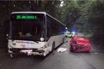 Devatenáctiletý řidič felicie způsobil podle policie 11. srpna večer nehodu u Ochozu u Brna, kde po srážce osobního auta s autobusem zemřel ve vozidle osmnáctiletý spolujezdec. Mladík jel příliš rychle a nepřizpůsobil jízdu mokré vozovce po dešti.