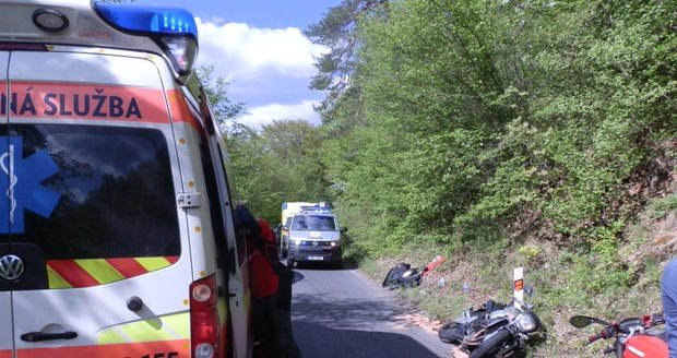 Závodník na mopedu (†69) narazil do zábradlí: Lékaři mu už nedokázali pomoci