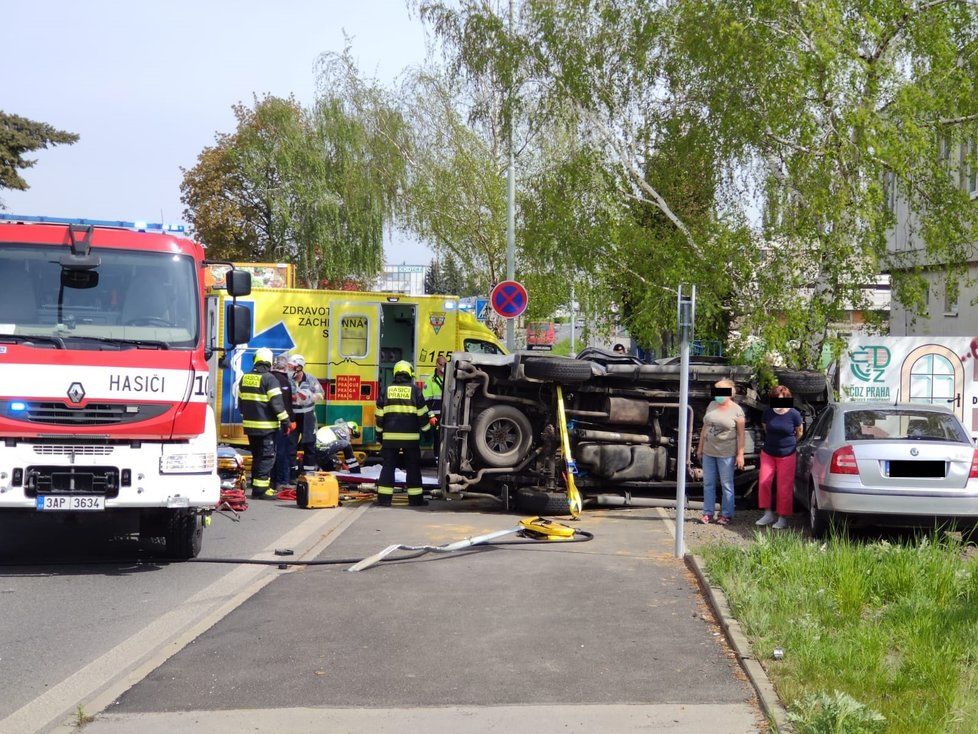 Auto po nehodě v Satalicích skončilo na boku, 24. dubna 2020.