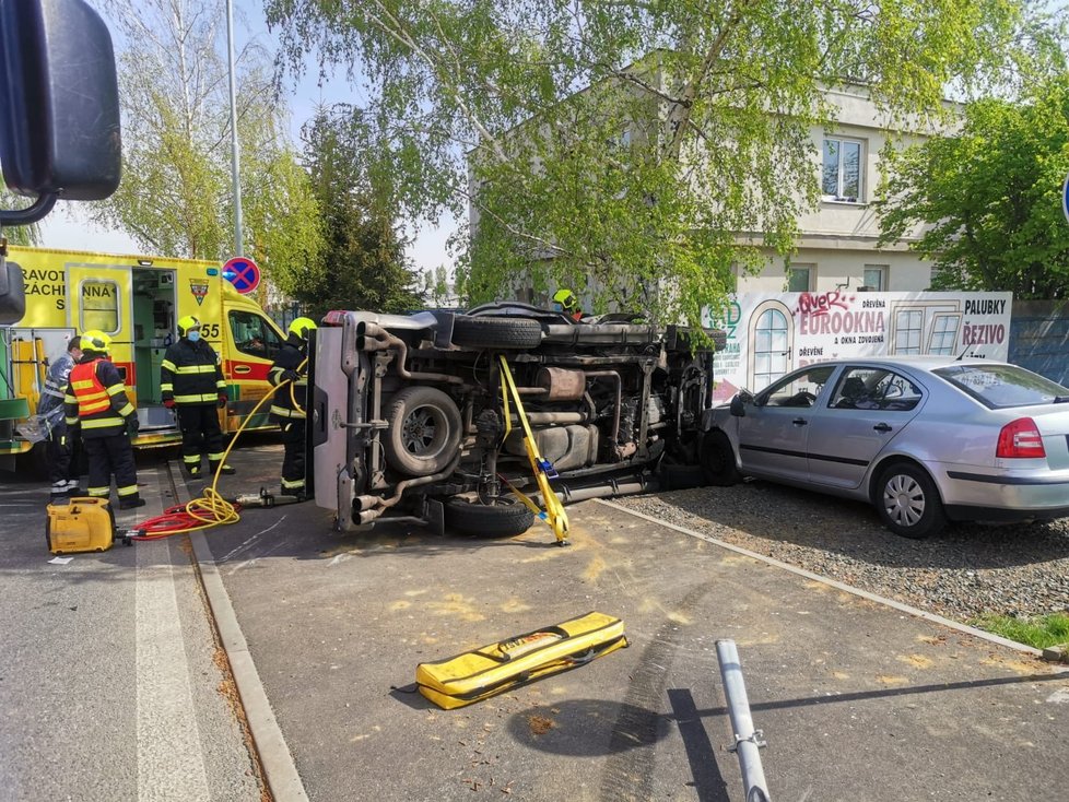 Auto po nehodě v Satalicích skončilo na boku, 24. dubna 2020.