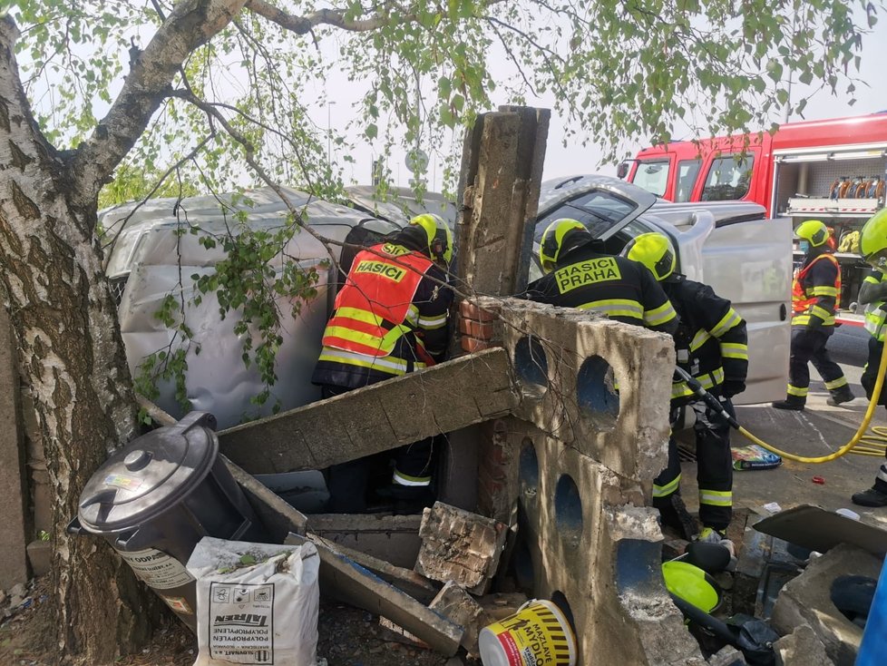 Auto po nehodě v Satalicích skončilo na boku, 24. dubna 2020.