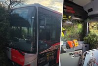 V Bukovanech boural autobus plný lidí: Cestující vyprošťovali hasiči