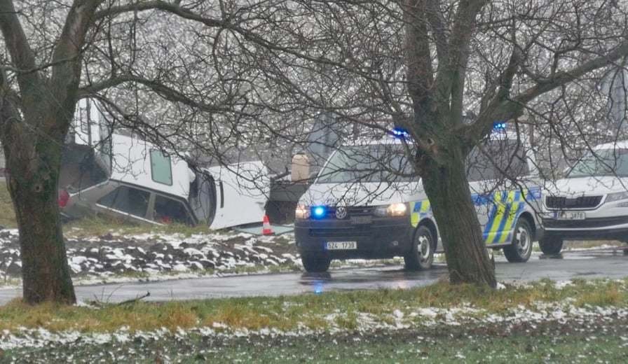 Při nehodě osobního automobilu na silnici nedaleko&nbsp;Bystřice&nbsp;pod Hostýnem na Kroměřížsku zemřela žena.