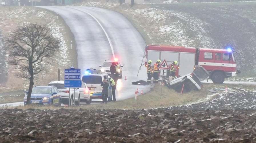 Při nehodě osobního automobilu na silnici nedaleko&nbsp;Bystřice&nbsp;pod Hostýnem na Kroměřížsku zemřela žena.