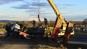 Při střetu náklaďáku a osobáku u Čáslavi zasahovaly dva vrtulníky.
