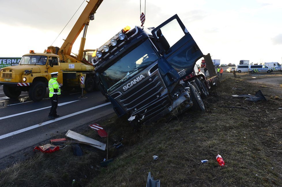 Při střetu náklaďáku a osobáku u Čáslavi zasahovaly dva vrtulníky.