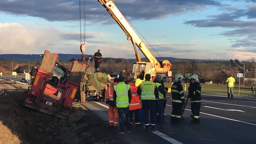 Při střetu náklaďáku a osobáku u Čáslavi zasahovaly dva vrtulníky.