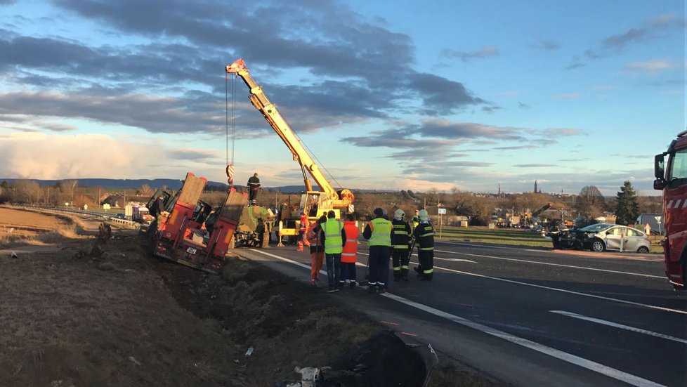 Při střetu náklaďáku a osobáku u Čáslavi zasahovaly dva vrtulníky.