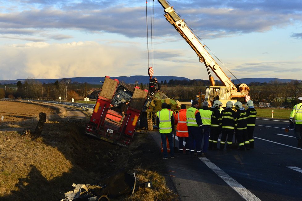 Při střetu náklaďáku a osobáku u Čáslavi zasahovaly dva vrtulníky.