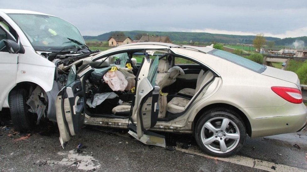 V mercedesu byli zraněni tři lidé