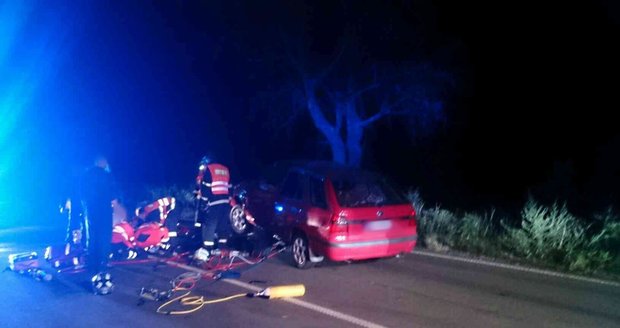 Smrtí mladého motorkáře skončila nehoda u Čejkovic na Hodonínsku. Muž skončil ve středu 9. srpna kolem 21-té hodiny zaklíněný pod osobním autem.