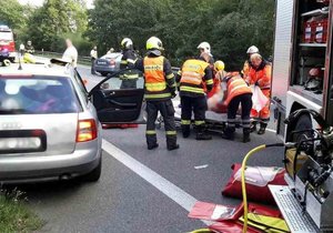 Při nedělním čelním střetu dvou osobních aut u Letovic se těžce zranil jeden z řidičů (45), další dva účastníci nehody vyvázli s lehkou újmou na zdraví. Cesta zůstala téměř tři hodiny uzavřená.