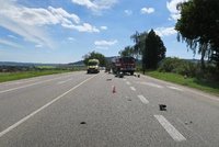 Brutální nehoda: Řidič osobáku vjel do zákazu, smetl motorkáře i jeho partnerku