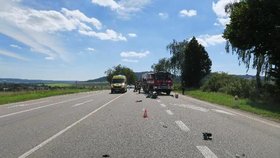 Řidič osobního auta jel u Černé Hory do zákazu a těžce přitom zranil motorkáře a jeho spolujezdkyni.