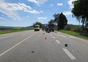 Řidič osobního auta jel u Černé Hory do zákazu a těžce přitom zranil motorkáře a jeho spolujezdkyni.