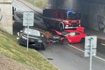 Nehoda na Černém Mostě ochromila provoz.