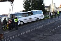 Opilý autobusák narazil s vozem plným lidí do značek: Po nehodě nadýchal 3 promile!