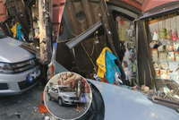 Řidička si v Českém Krumlově odběhla a... Její auto prorazilo výlohu