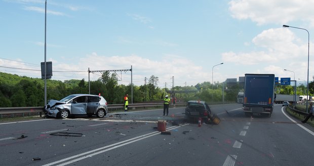 Vážná hromadná nehoda kamionu a několika osobních aut ve čtvrtek způsobila na několik hodin totální kolaps dopravy na Českotěšínsku. 