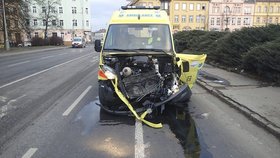 Řidič BMW se střetl se sanitkou
