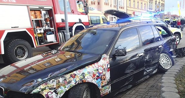 Řidič BMW v Chebu: Jel na červenou, zabil chodce a utekl!