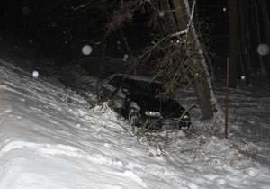 Cizinec havaroval a na svědky pak vytáhl sekeru.