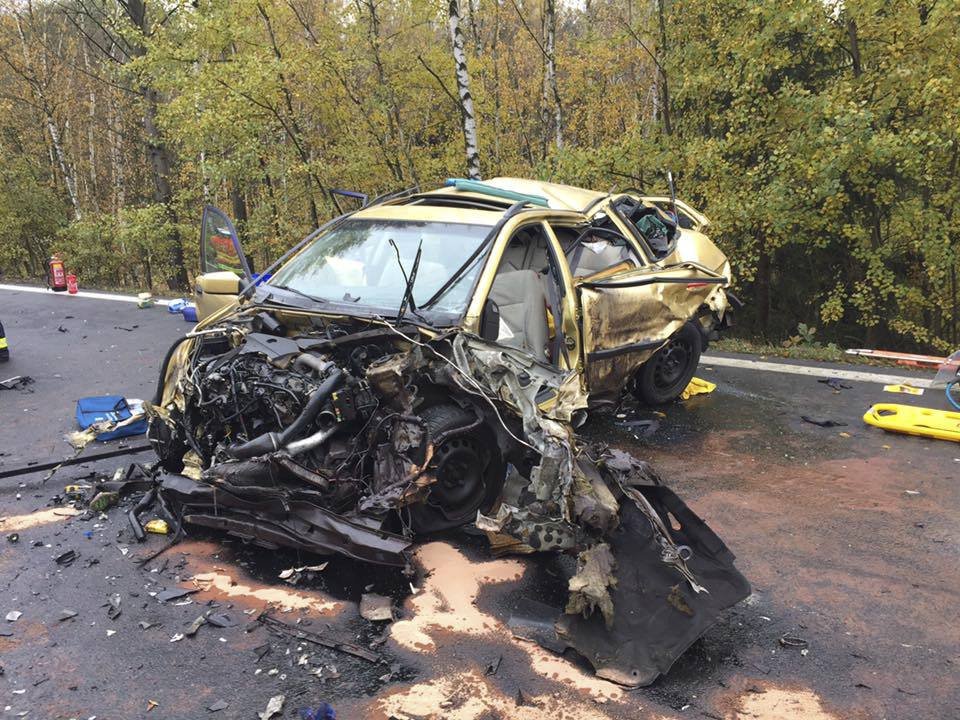 Žena na Chebsku dostala smyk a narazila do dvou aut: Chlapec (†5) nehodu nepřežil.