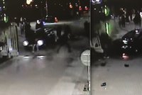 Hrozivé video z Mladé Boleslavi: Takhle auto srazilo u brány chodce!